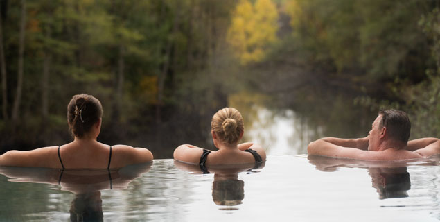 Konferensgrupp i infinitypoolen på Hestraviken – nära Jönköping, Värnamo och Halmstad