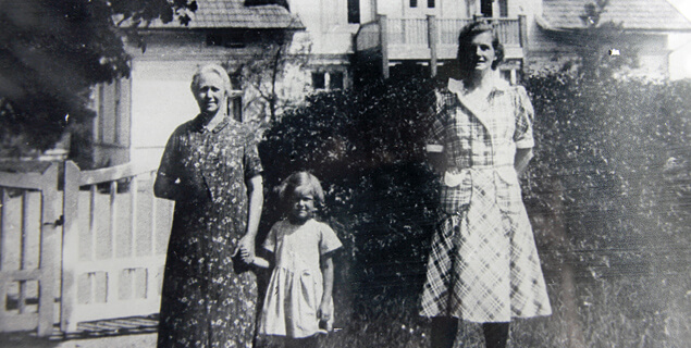 Maria Magnusson till vänster, den lilla flickan Kerstin Mellstrand som fortfarande gästar oss varje sommar. Kvinna till höger är kokerskan Greta Fällström