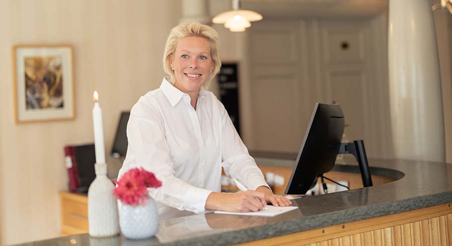 Konferensbokare på Hestraviken hotell i Småland, som erbjuder vänlig och professionell service för alla gäster.