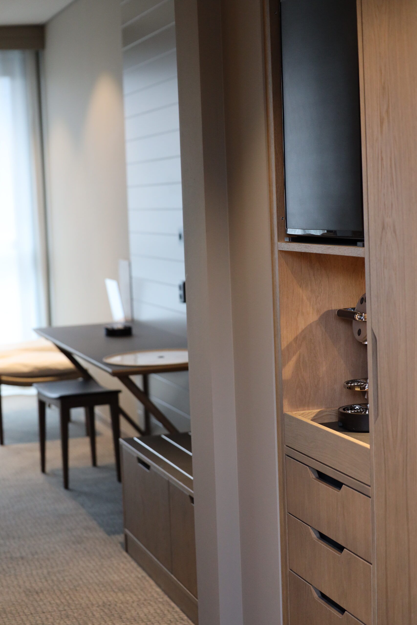 Interiör i nya Spa villan vid floden Nissan, panorama fönster, soffgrupp, Carpediem continentalsäng 180 bred, balkong vid floden och Spa terassen, 2 extrabäddar i sängskåp 80 breda, skrivbord, Nespressomaskin och LED TV