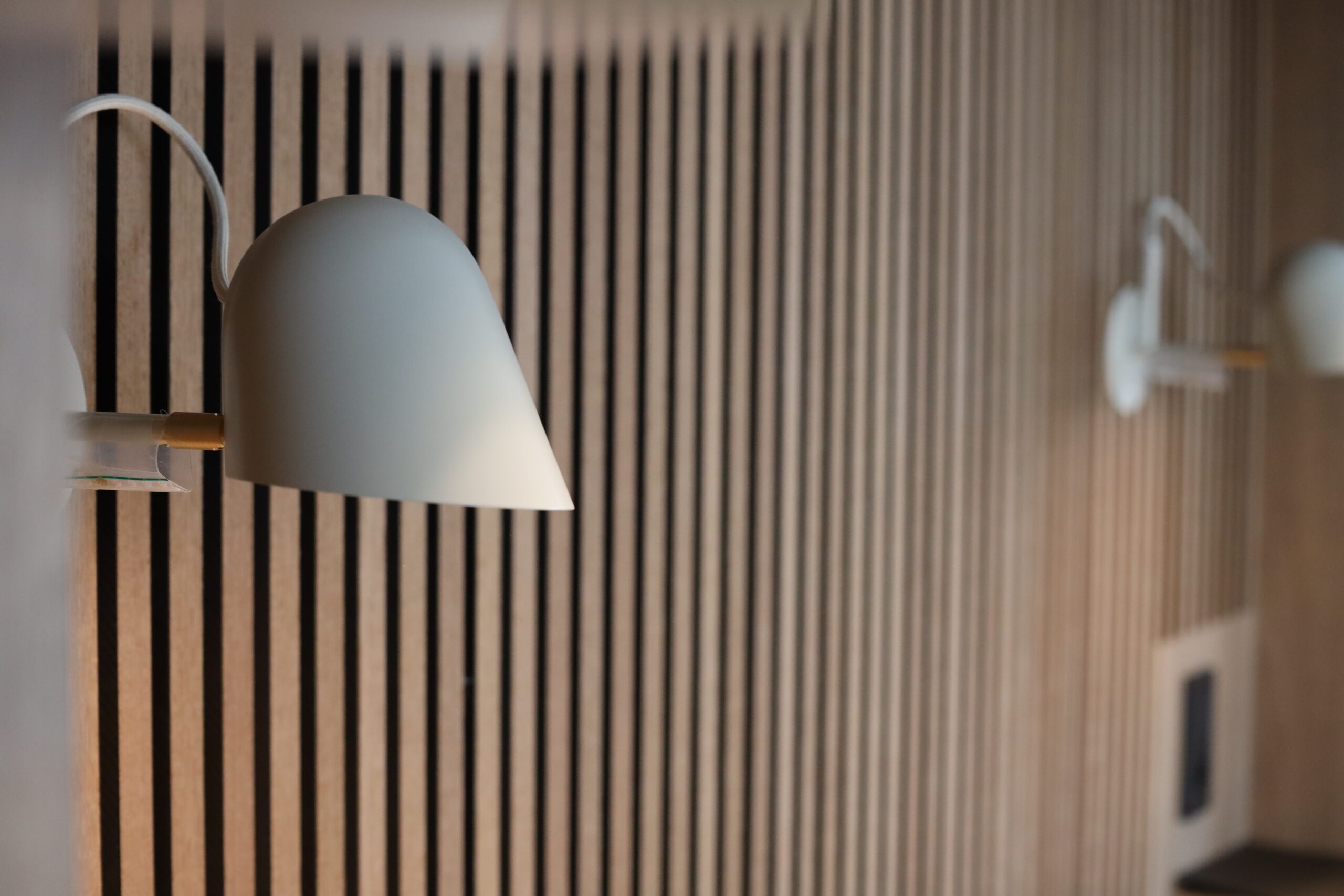 Väggmonterad designad läslampa från Örsjö Belysning. Här kombineras stil och småländsk design för att skapa en mysig och inbjudande atmosfär