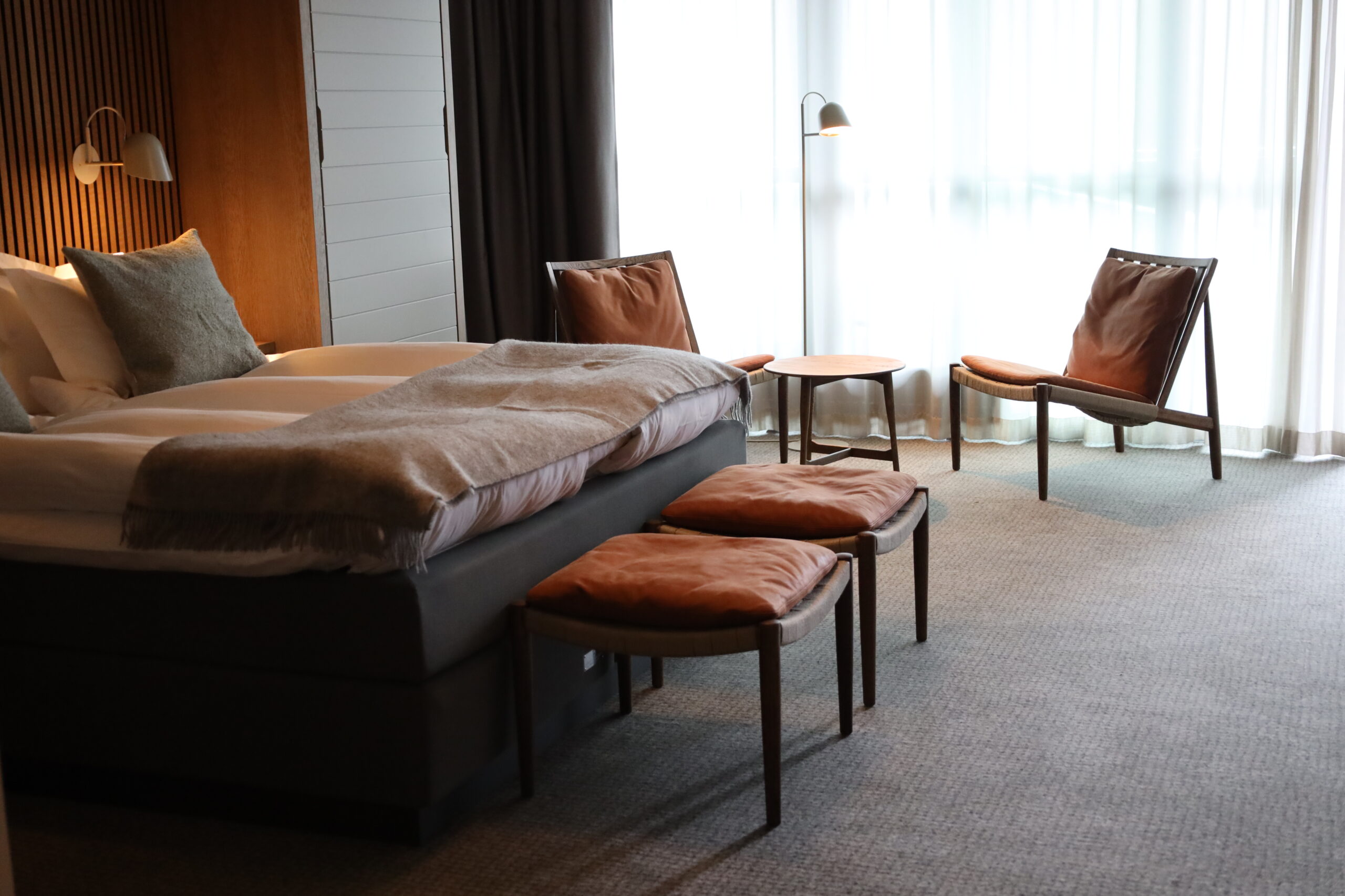 nteriör i nya Spa villan vid floden Nissan, panorama fönster, soffgrupp, Carpediem continentalsäng 180 bred, balkong vid floden och Spa terassen, 2 extrabäddar i sängskåp 80 breda, skrivbord och LED TV