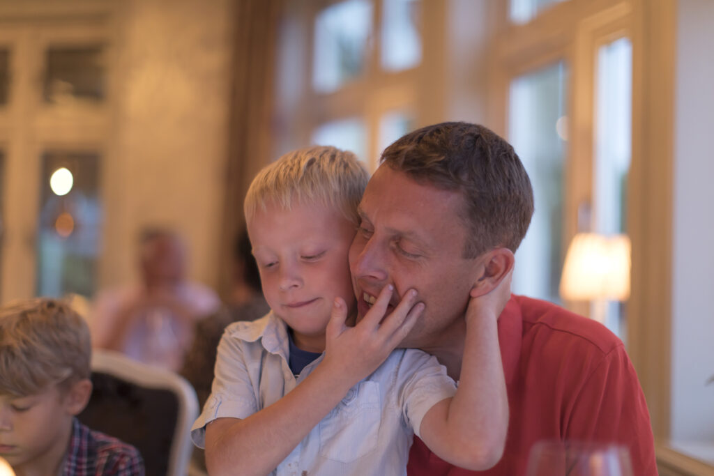 Pappa och son vid middagsbordet i restaurangen