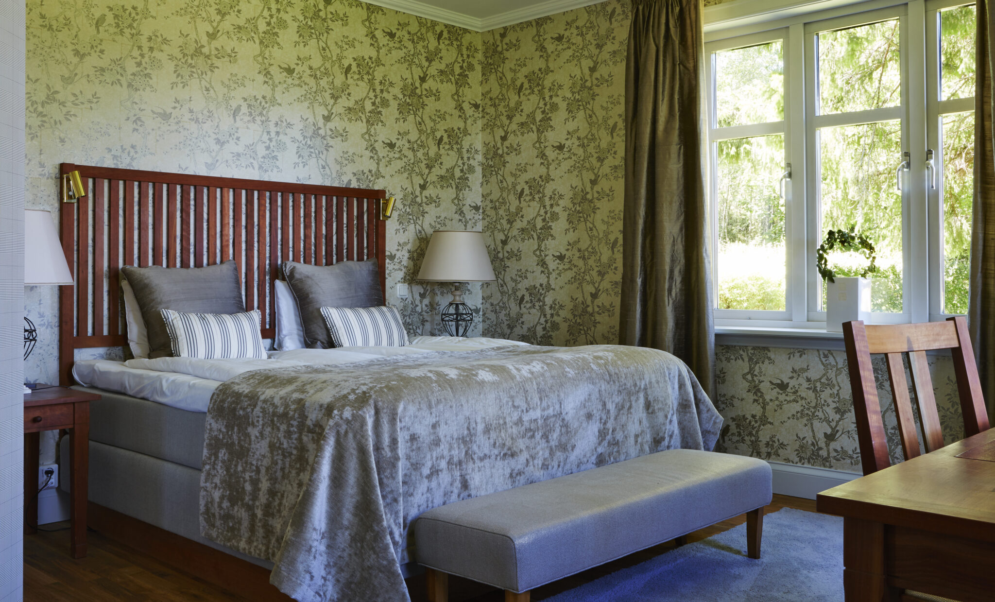 Juniorsvit i Herrgårdsvillan på Hestraviken med continental säng från Carpediem, en elegant och rymlig boendemiljö.