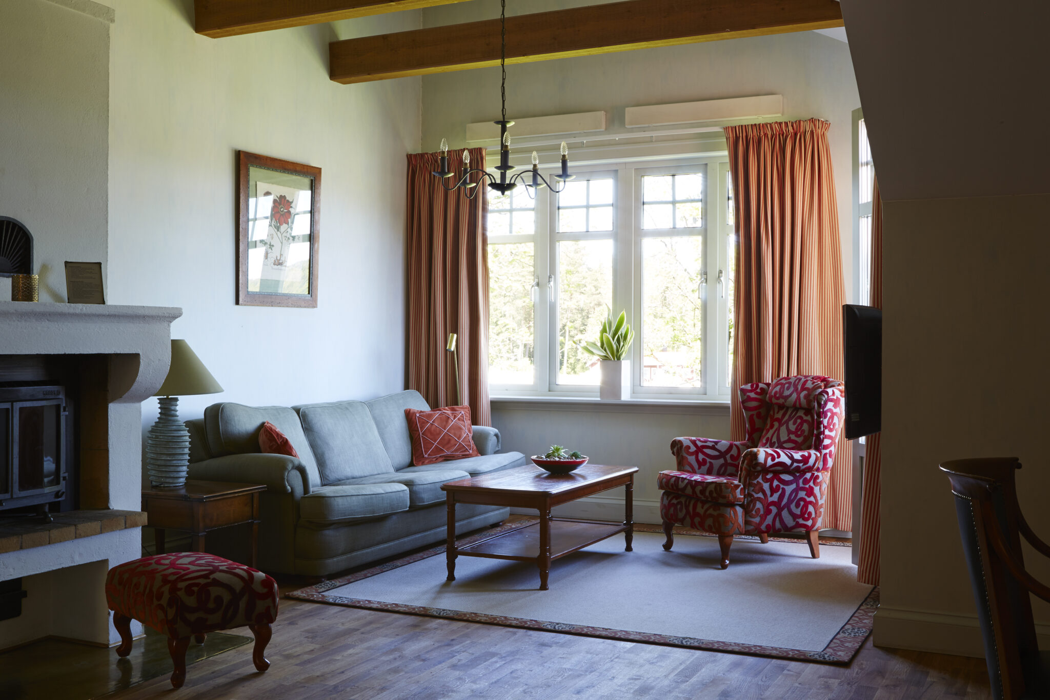 Lyxig salong med soffgrupp. Braskamin. Vacker och lyxig inredning i svit på Hestraviken Hotel och Spa vid Isaberg i Småland.