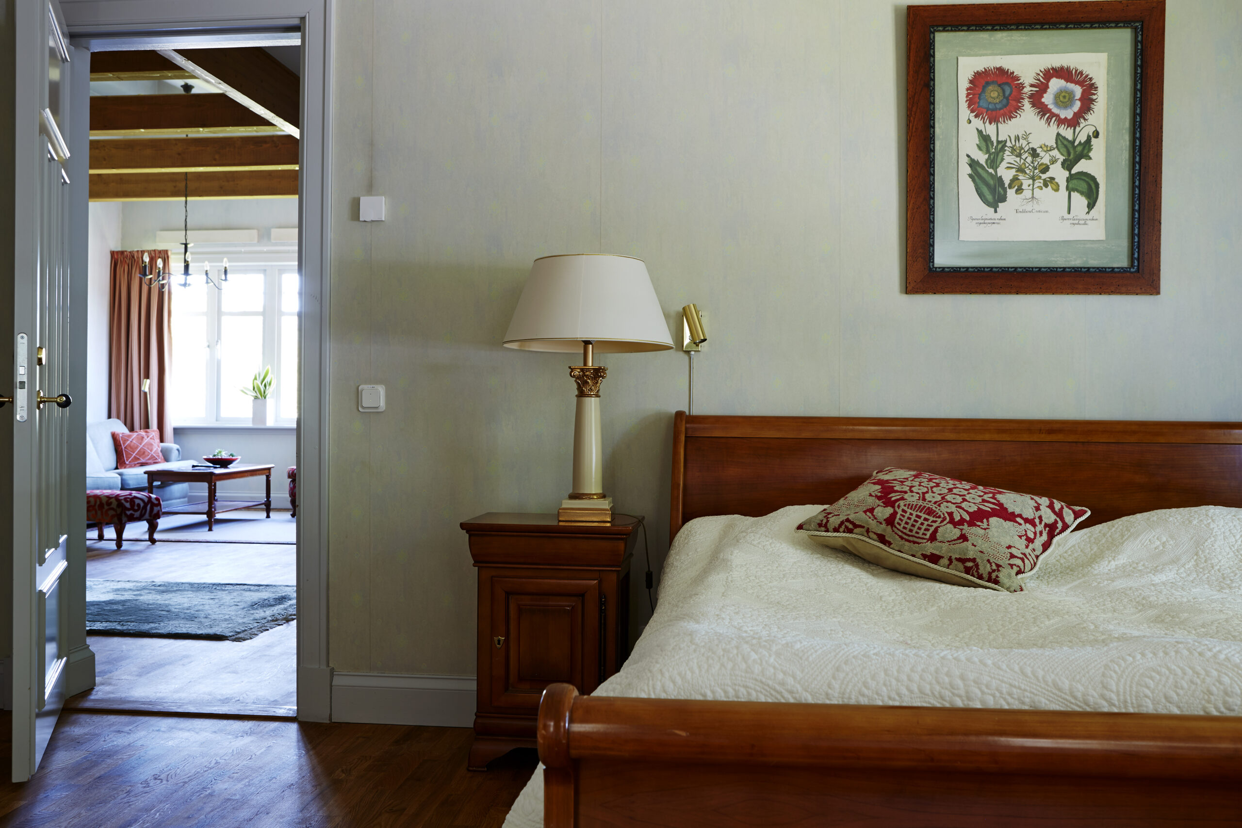 Vackert sovrum med Hästens dubbelsäng i Grange sängram. Tavla med blomma. Lyxigt sovrum på Hestraviken hotell & Spa vid Isaberg I Småland.