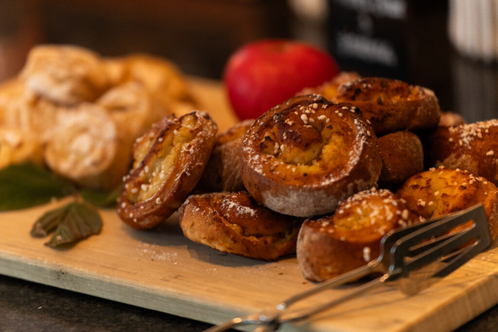 Konferensfika på Hestraviken hotell i Småland med nybakade kanelbullar och fräscha bakverk.