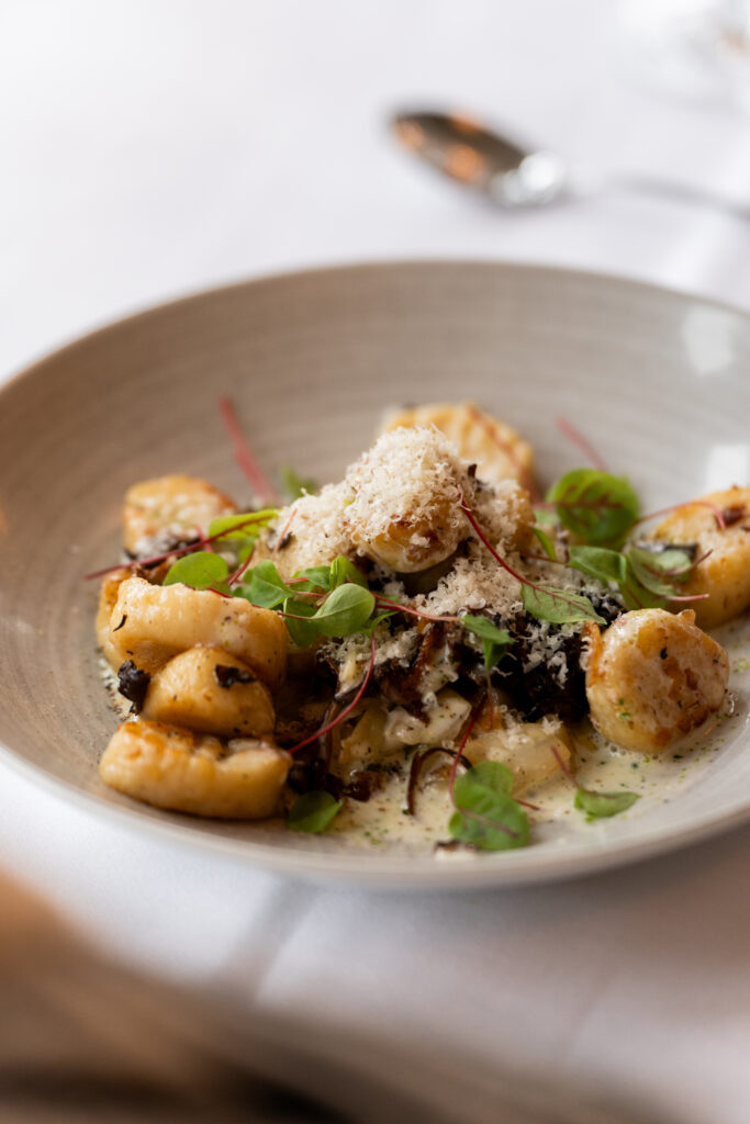 Fräscha råvaror presenteras på tallrik där vi hämtat inspiration från medelhavsköket