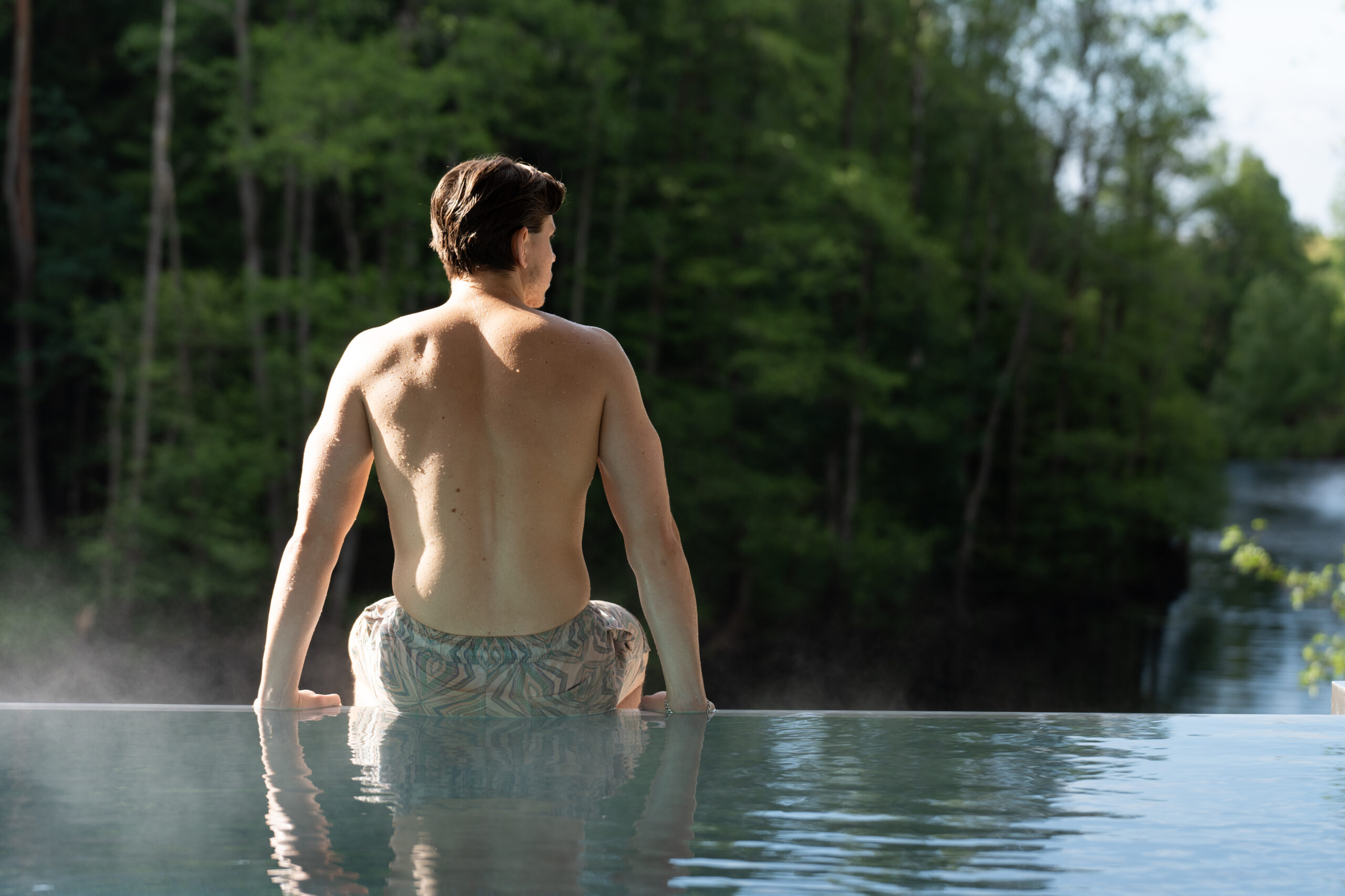 Utsikt över Nissan från Infinitypoolen i Riverside spa Hestraviken