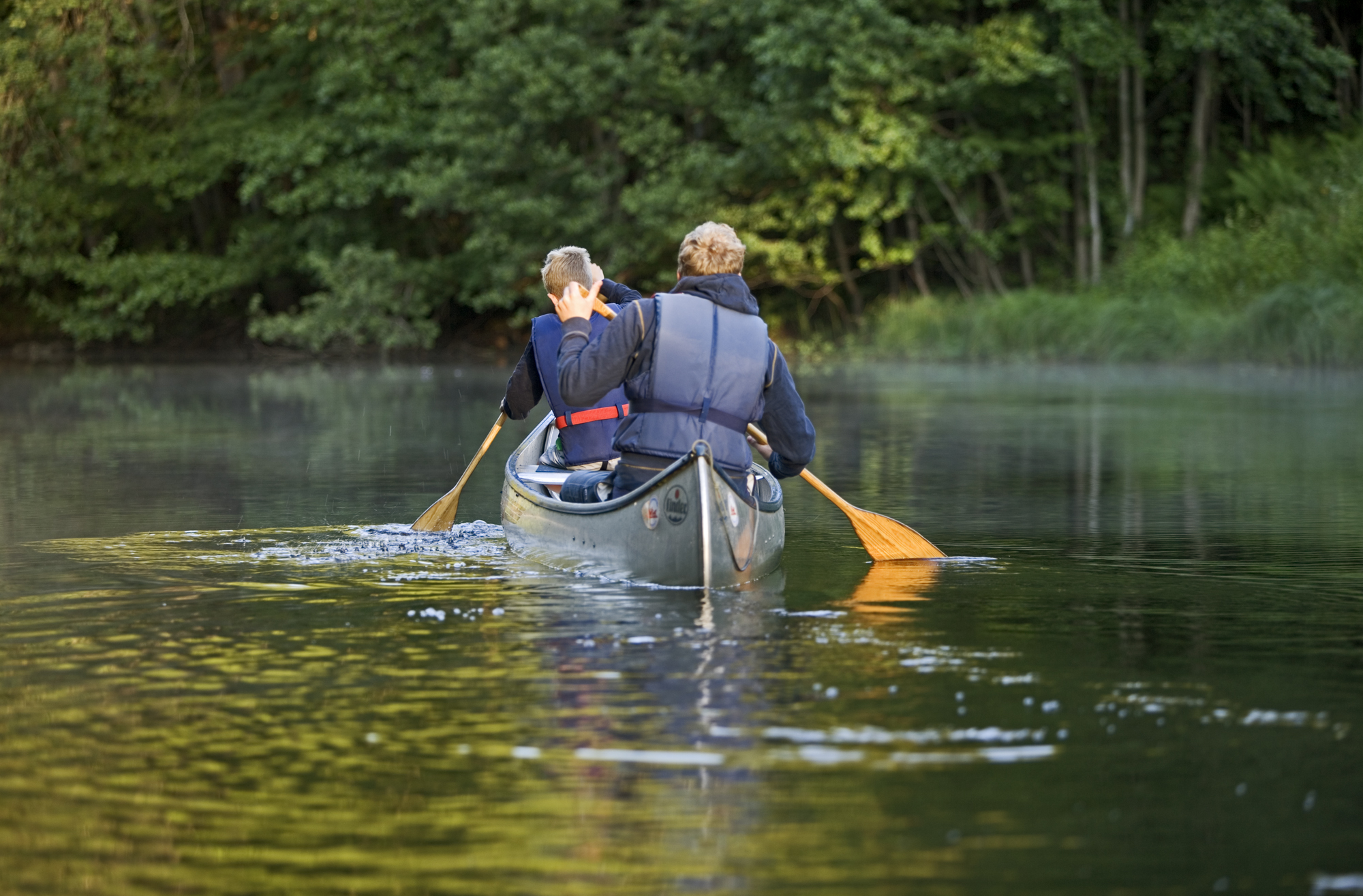 Kanotpaddling på Nissan vid Hestraviken, med Smålands natursköna landskap som bakgrund.