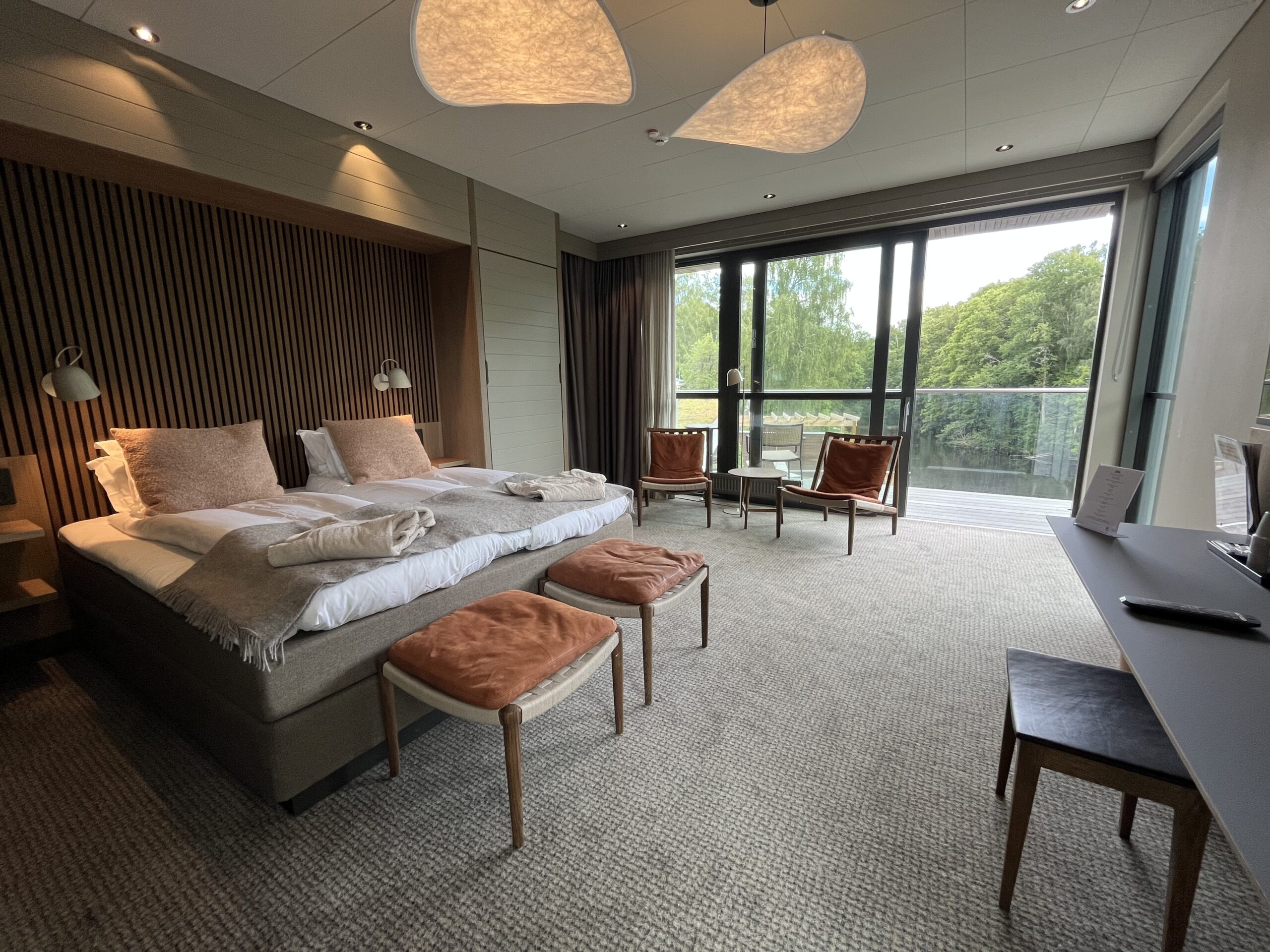 Interiör i nya Spa villan vid floden Nissan, panorama fönster, soffgrupp, Carpediem continentalsäng 180 bred, balkong vid floden och Spa terassen, 2 extrabäddar i sängskåp 80 breda, skrivbord och LED TV