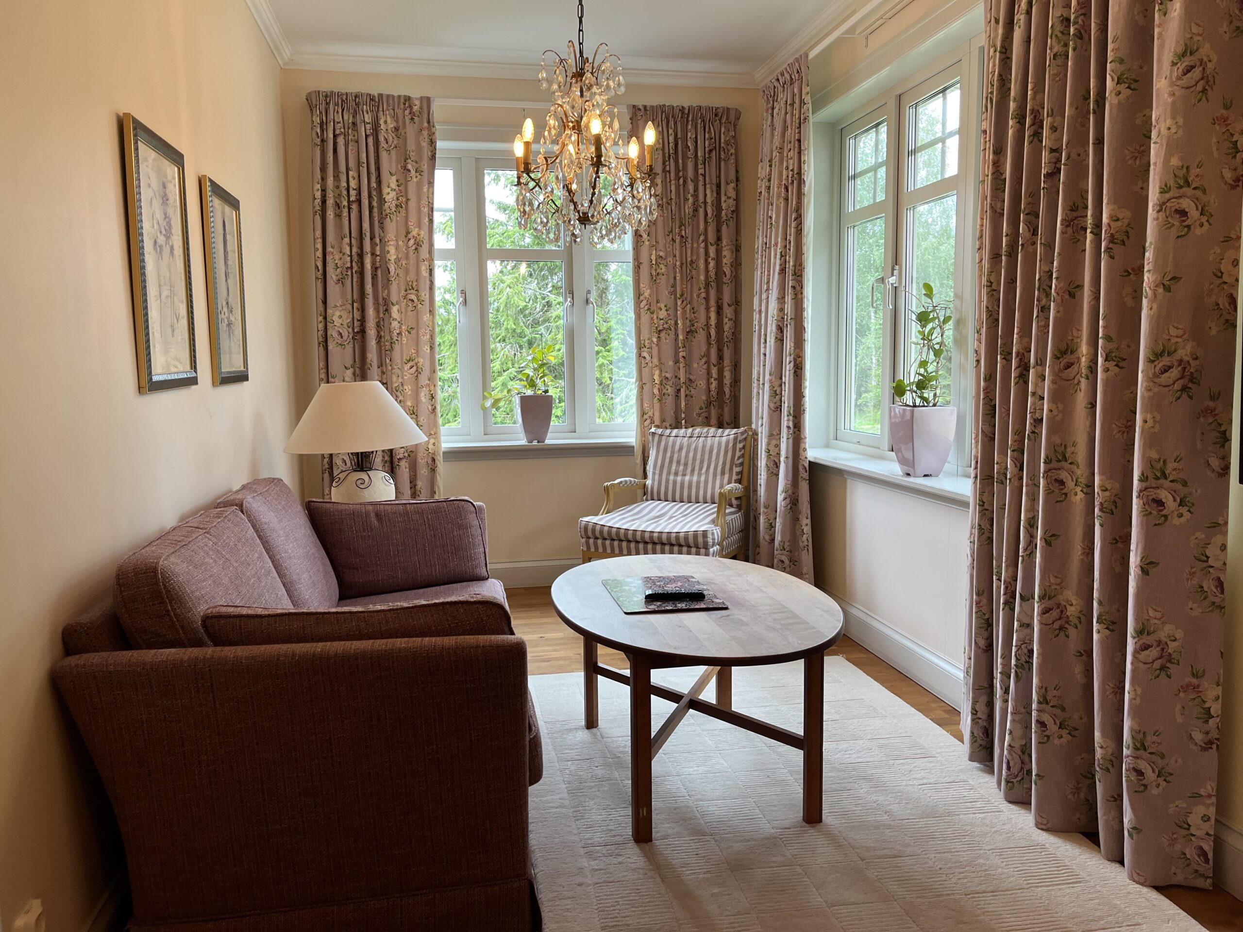 Soffgrupp i Dubbelrum Superior på andra våning i Herrgårdsvillan, rummet är i vinkel vilket ger ett generösare intryck av rummet ,soffgrupp med soffbord och mjuk matta