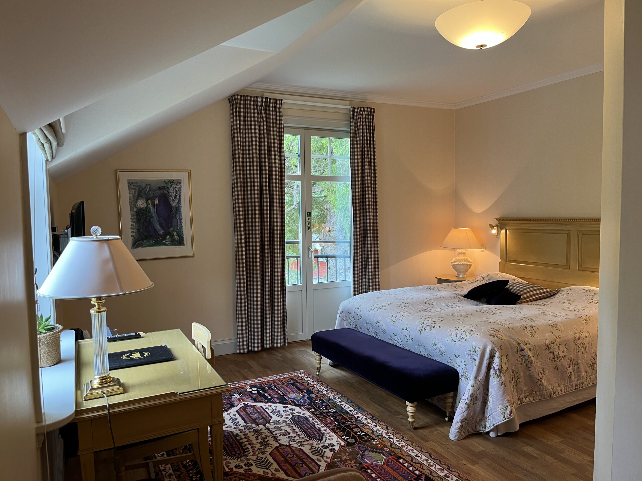 Sovrumsdelen i ett av våra Dubbelrum Superior på andra våning i Herrgårdsvillan, ljusa färger och fint ljusinsläpp från fransk balkong