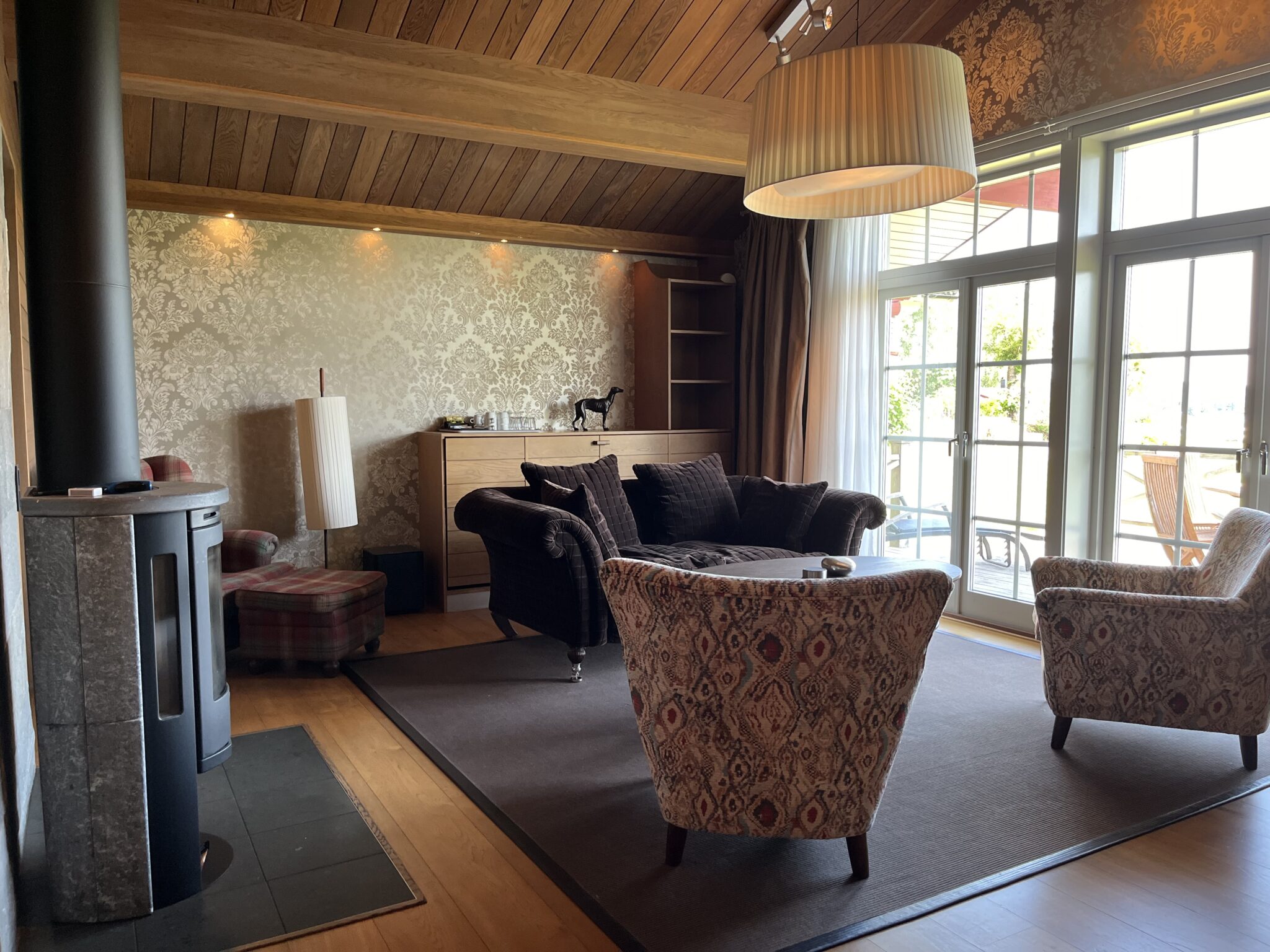 Loungen i Lodgevillan på Hestraviken, perfekt för små mötesgrupper, med bastu och terrass med utsikt över Algustorpa sjön.