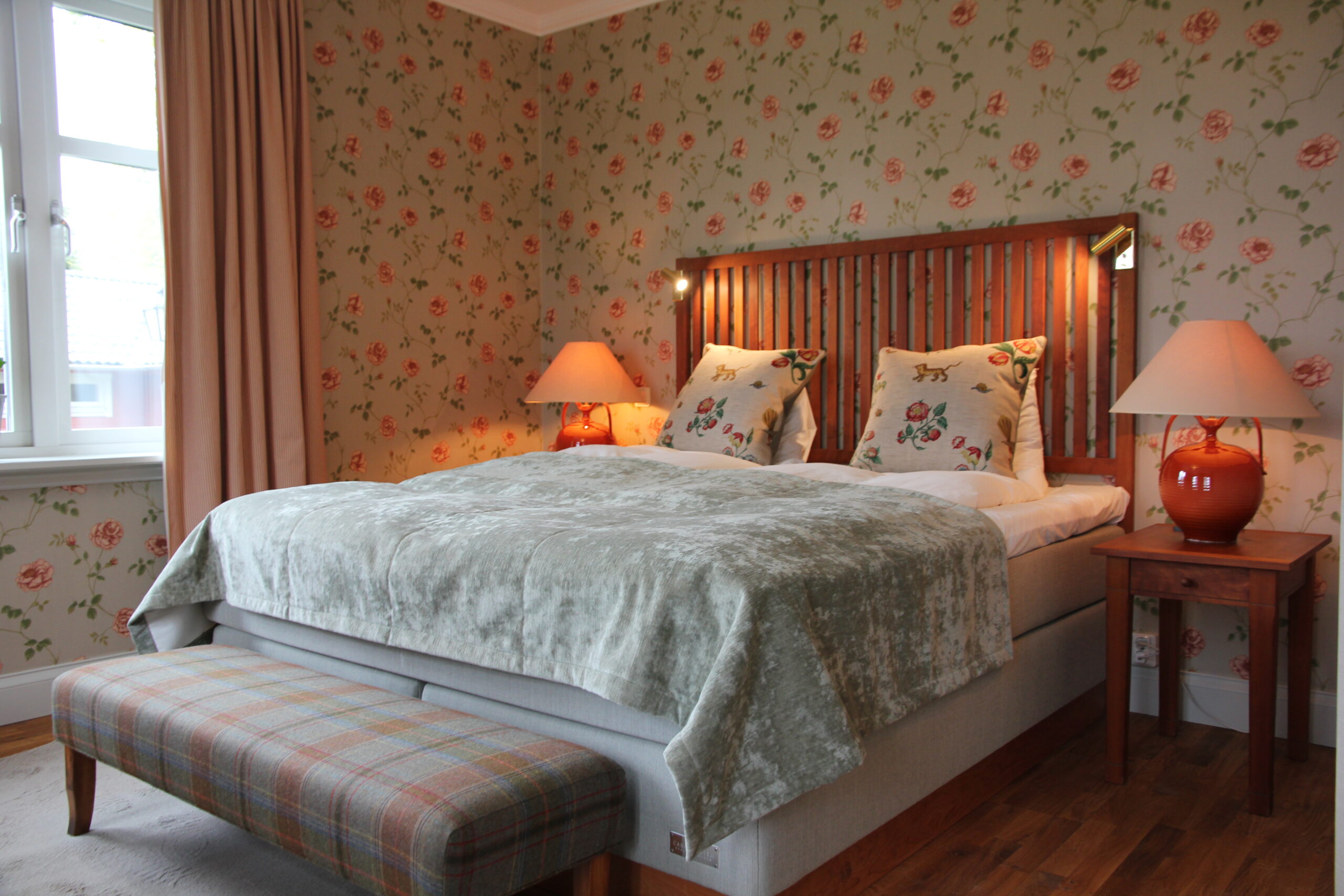 Juniorsvit i Herrgårdsvillan på Hestraviken hotell, perfekt för ett julbordspaket med övernattning och en minnesvärd vistelse.