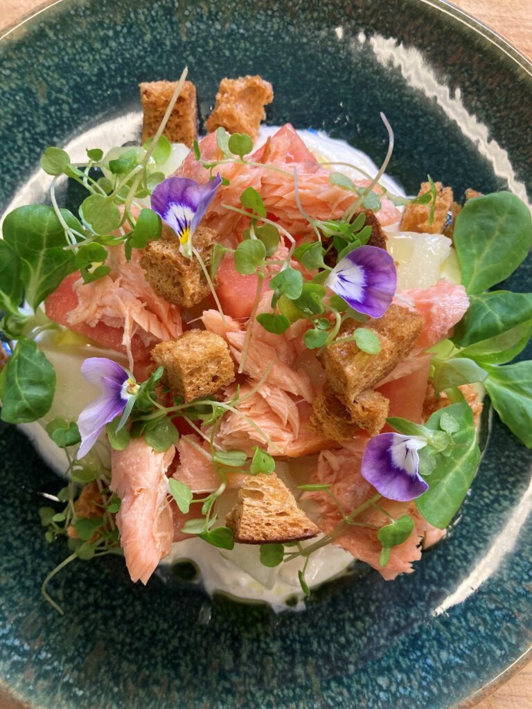 Fräscha råvaror presenteras på tallrik där vi hämtat inspiration från medelhavsköket, rätten är vackert upplagd och dekorerad med blommor och kärlek