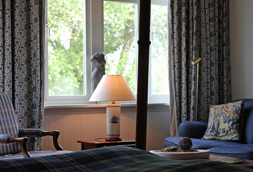 Soffgrupp, fönster och lampa i juniorsvit de luxe på Hestraviken Hotell & Spa nära Isaberg i Småland