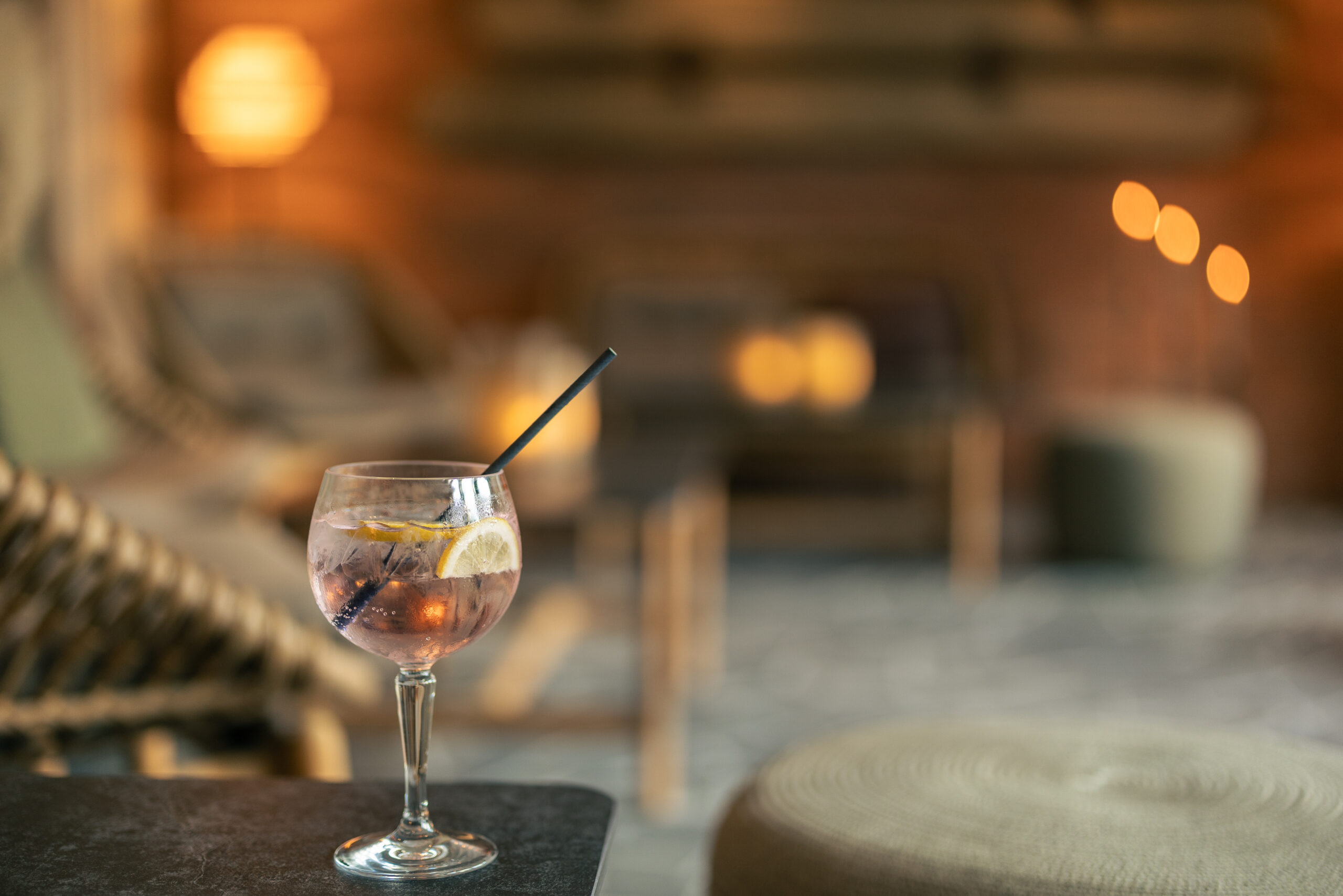 Drink på bord i loungen på Hestraviken, perfekt för avkoppling efter en spa-upplevelse.