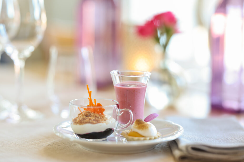 Trio i smaker från vår Söndagsbrunch - bärkompott med yoghuert och krisopig topping, hallon smoothie och citrontarlette med mjuk maräng - serverat på Hestraviken i Småland