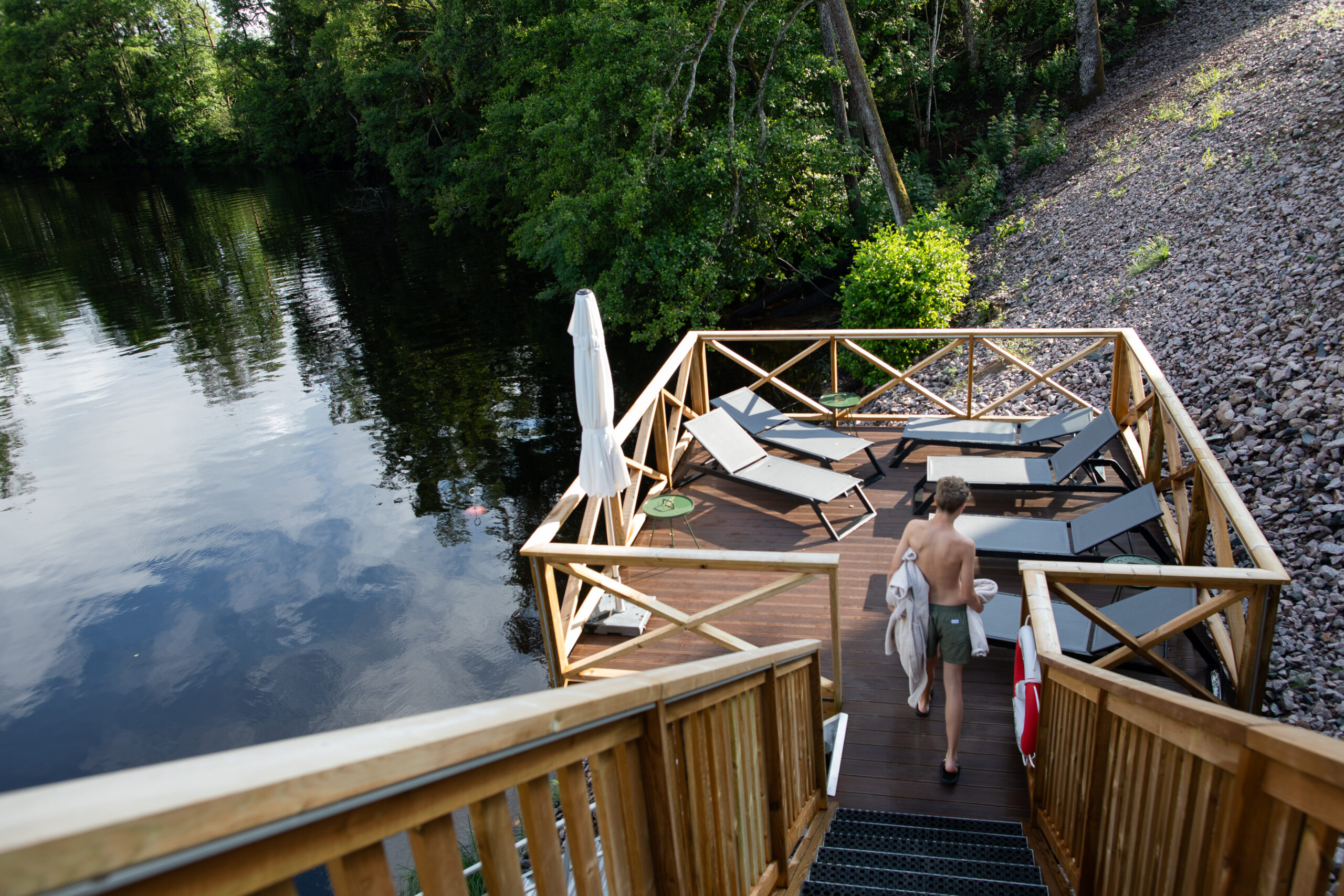Kille på bryggan vid Nissan på Hestraviken, på väg att ta ett dopp i ån. En unik spaupplevelse