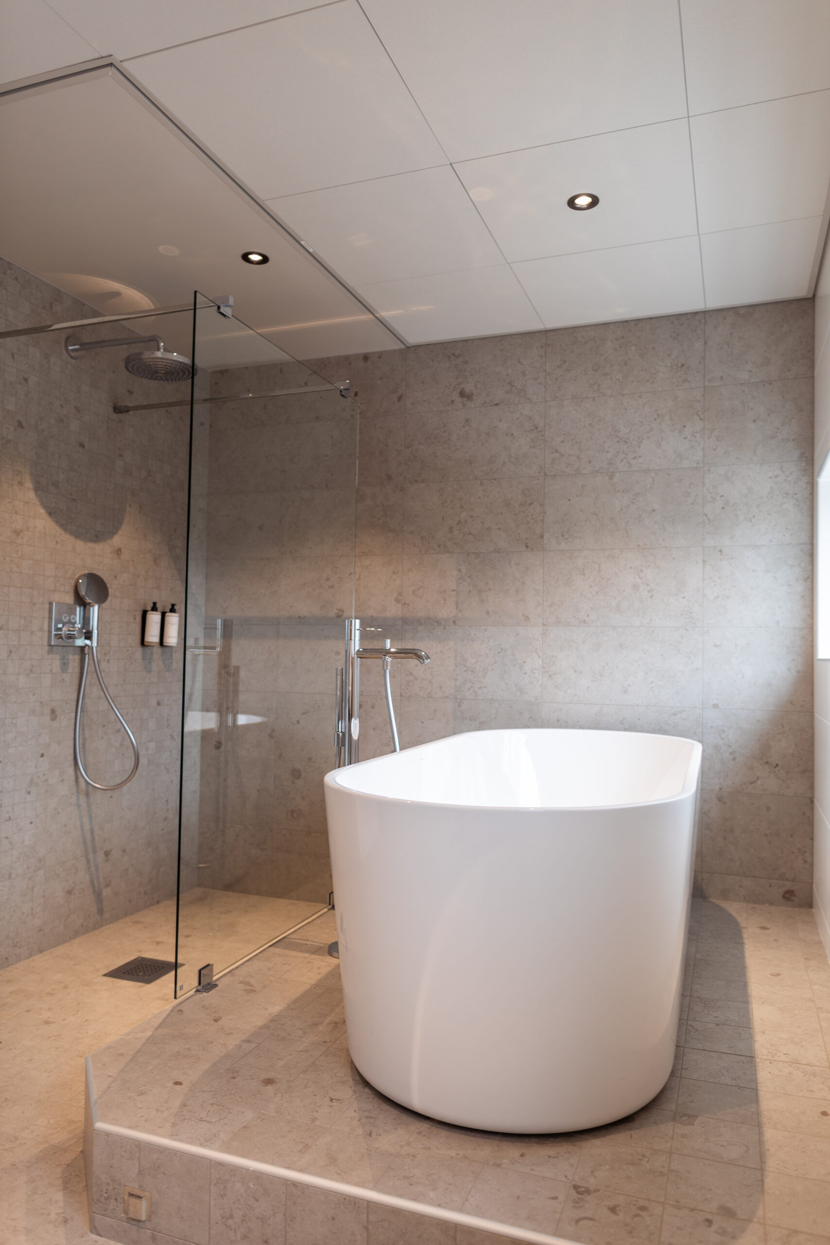 Interiör Riverside Corner rum Spa Villan, badkar och dusch med glasvägg emellan