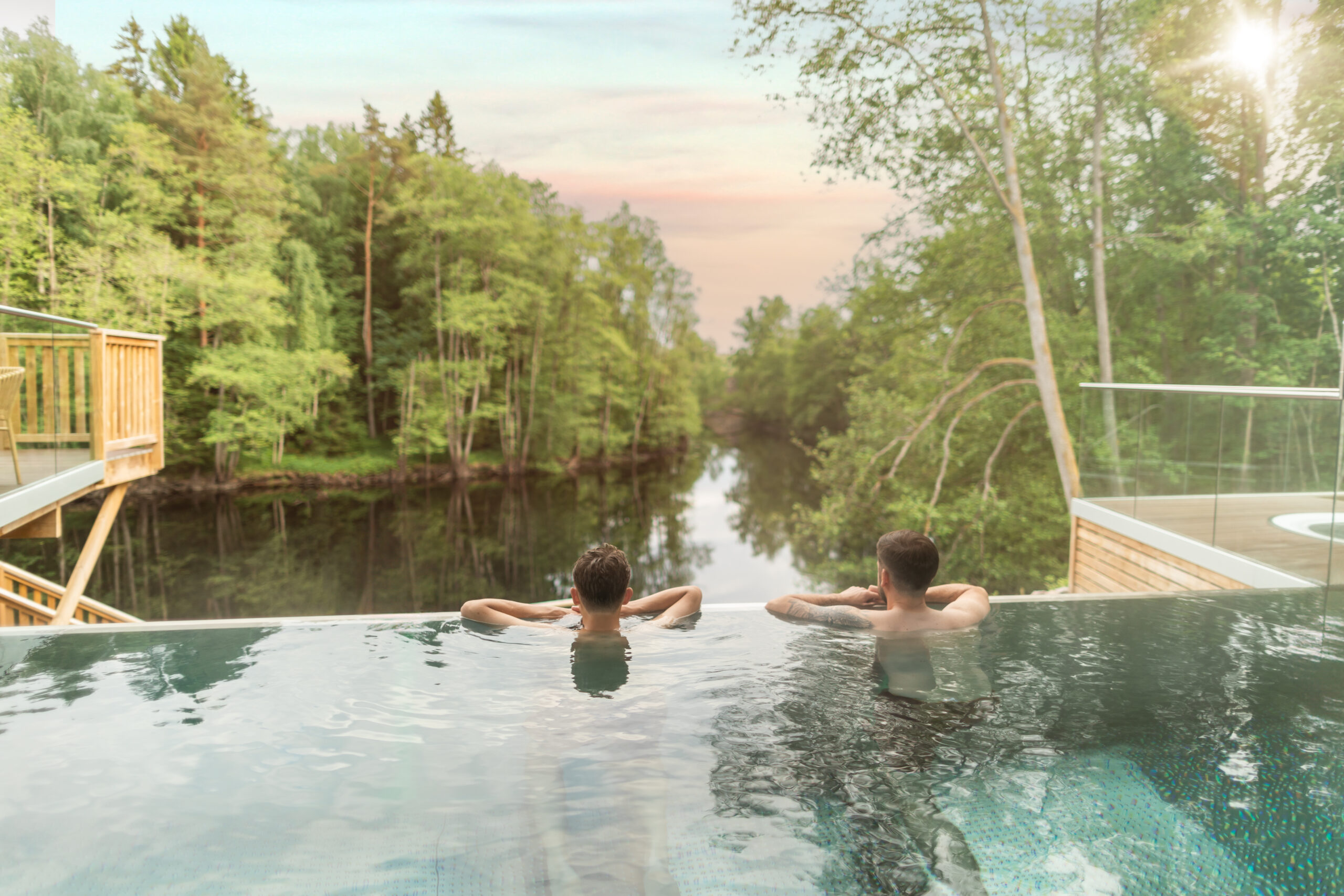 Killar som blickar ut över Nissan i Riversides Infinitypool