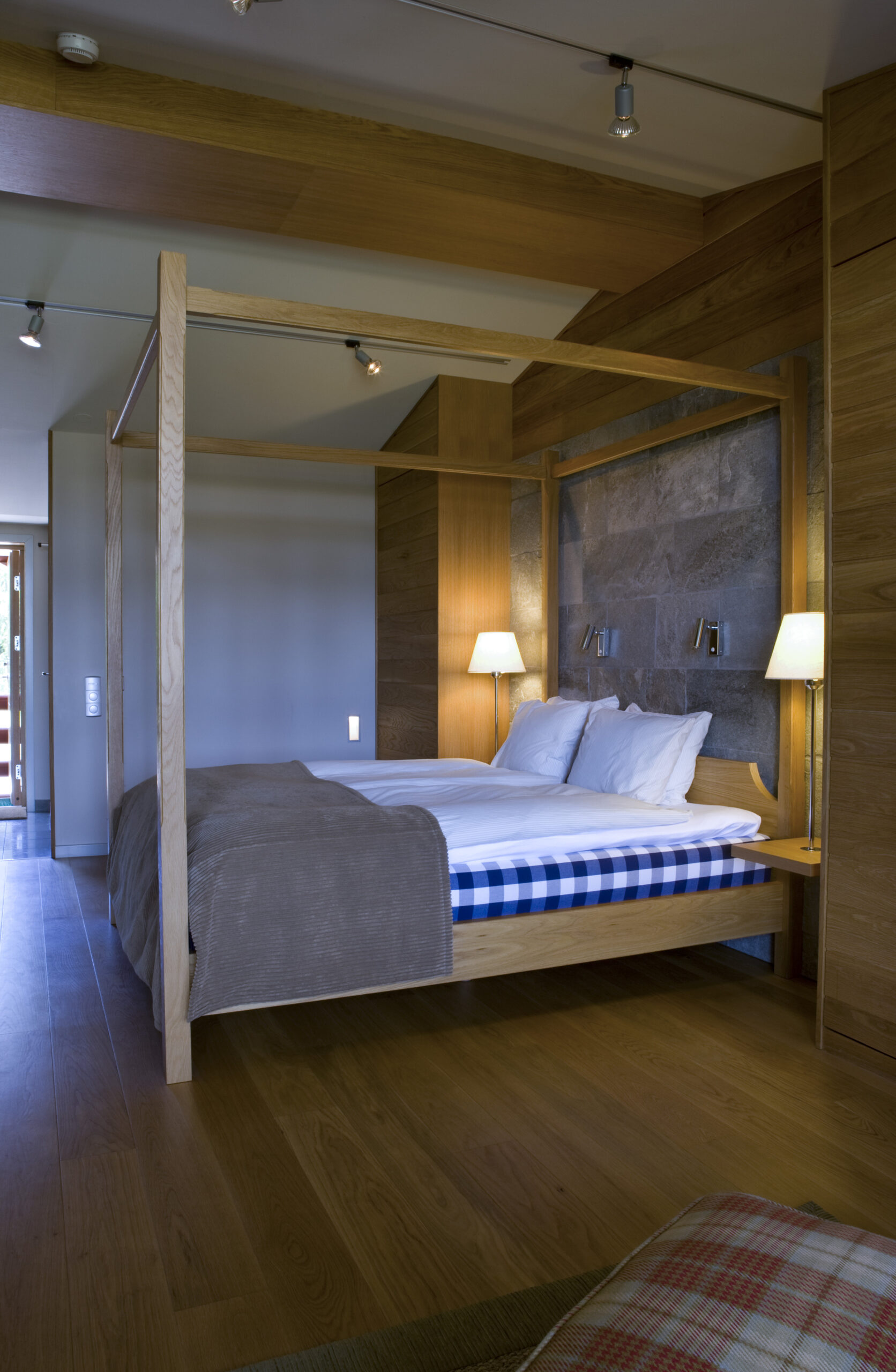Hästens dubbelsäng i sänghimmel, granitvägg, extrasängar i sängskåp, taklampor i skena