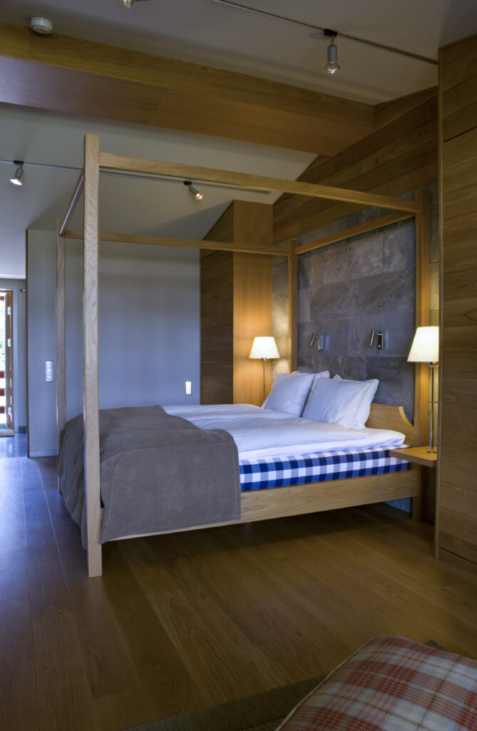 Himmelsäng Dubbelrum Deluxe Villa 4, granitvägg, läslampor och sänglampor, högt i tak och varma golv i ek