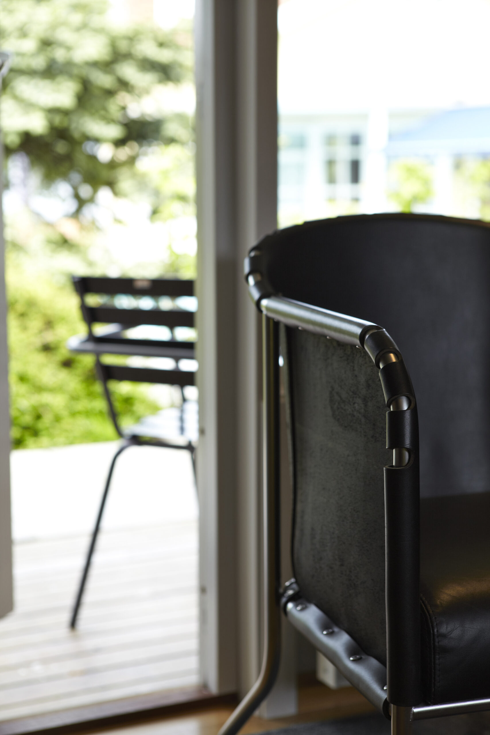 Skinnåtölj. Öppen altandörr. Dubbelrum i villa 1 eller 2 på Hestraviken Hotell och Spa vid Isaberg i Småland,