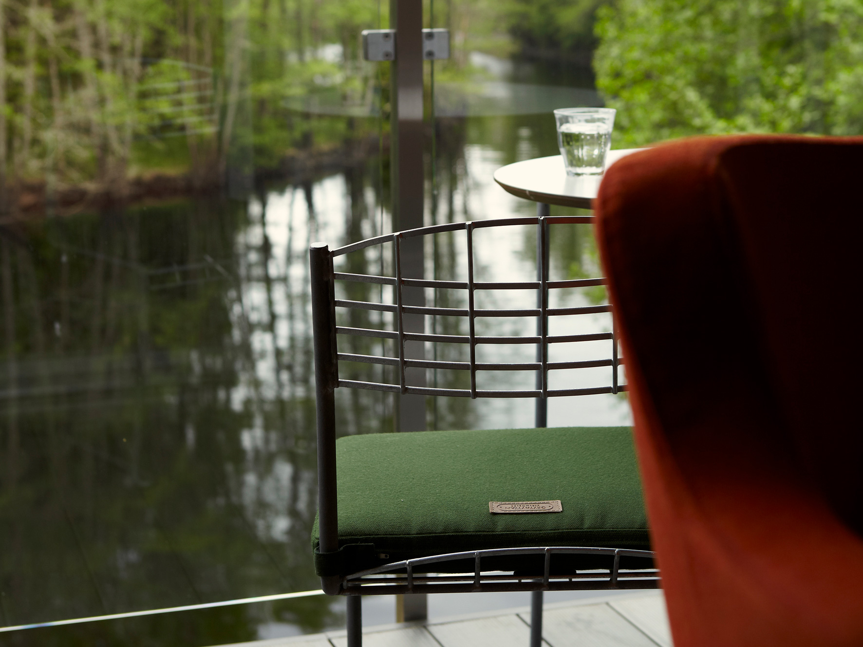 Balkong i Dubbelrum Riverside Villa 5 med Grythyttan terassmöbler