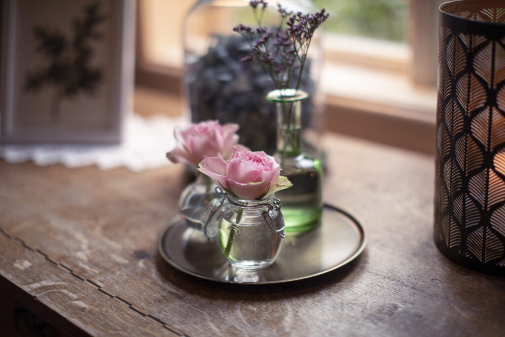 Fredagsmöte på Hestraviken hotell i Småland med rosa rosor som välkomnar på bordet i restaurangentrén