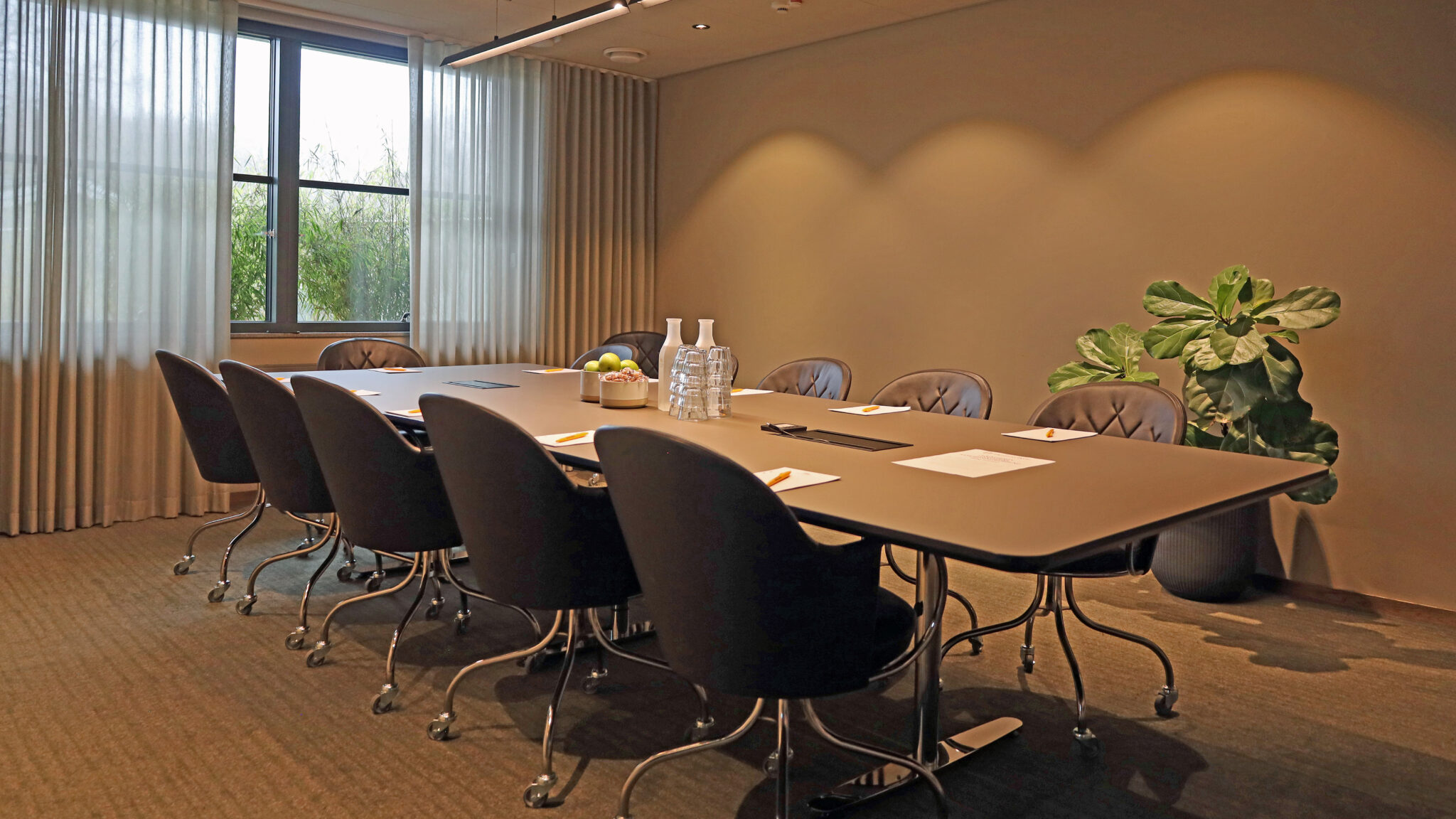 Konferenslokal Britta på Hestraviken hotell i Småland, ett konferensrum med 12 platser utrustad för effektiva möten och kreativa sessioner.