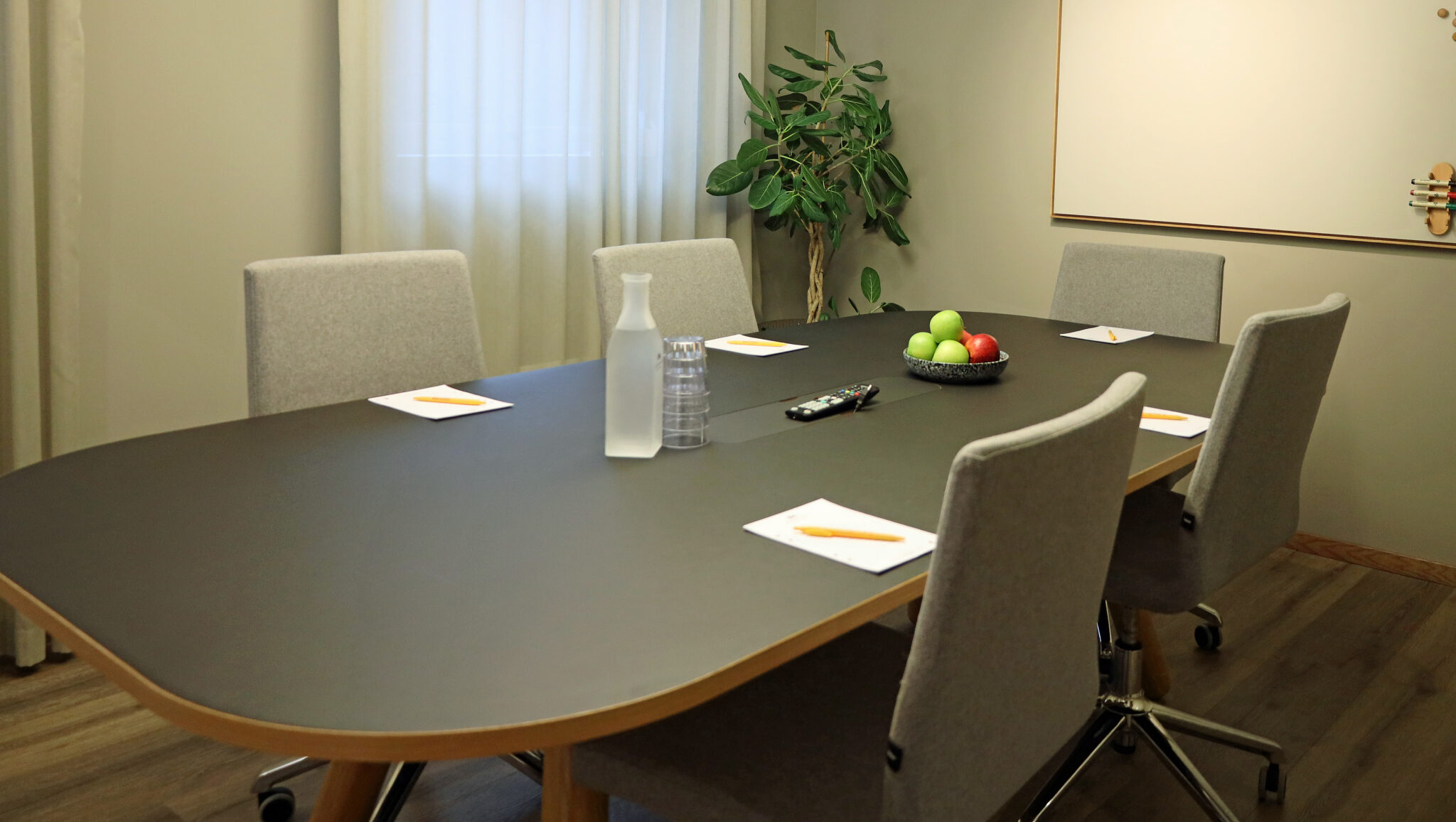 Konferenslokal Bölja på Hestraviken hotell i Småland, ett mindre rum utrustad för effektiva möten och kreativa sessioner