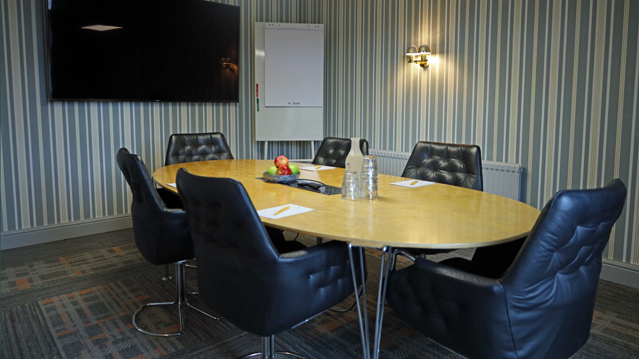 Konferenslokal Nissan på Hestraviken hotell i Småland, utrustad för effektiva möten och kreativa sessioner.