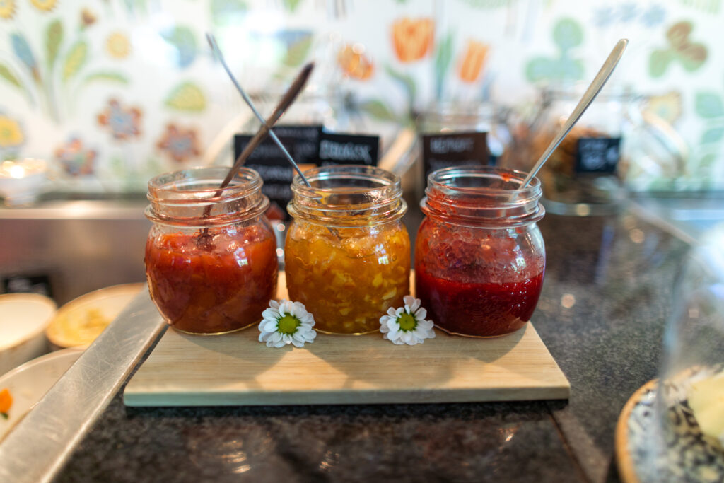 Hemkokta marmelader på Hestravikens härliga lantfrukost – en smakrik start på dagen på vårt hotell vid Isaberg i Småland. Njut av nybakat bröd, hembakade bakverk, fräsch frukt och mycket mer.