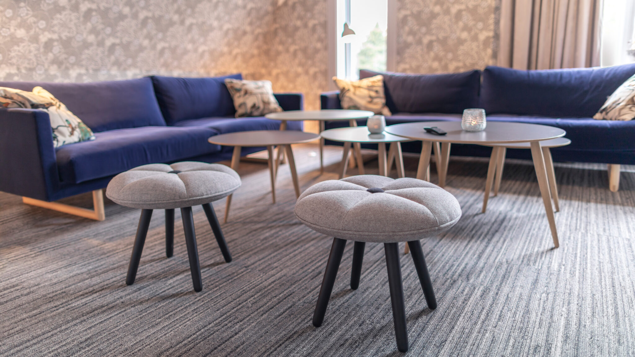 Konferenslokal Järnbäraren på Hestraviken hotell i Småland, utrustad i lounge stil med soffor och fåtöljer för effektiva möten och kreativa sessioner.