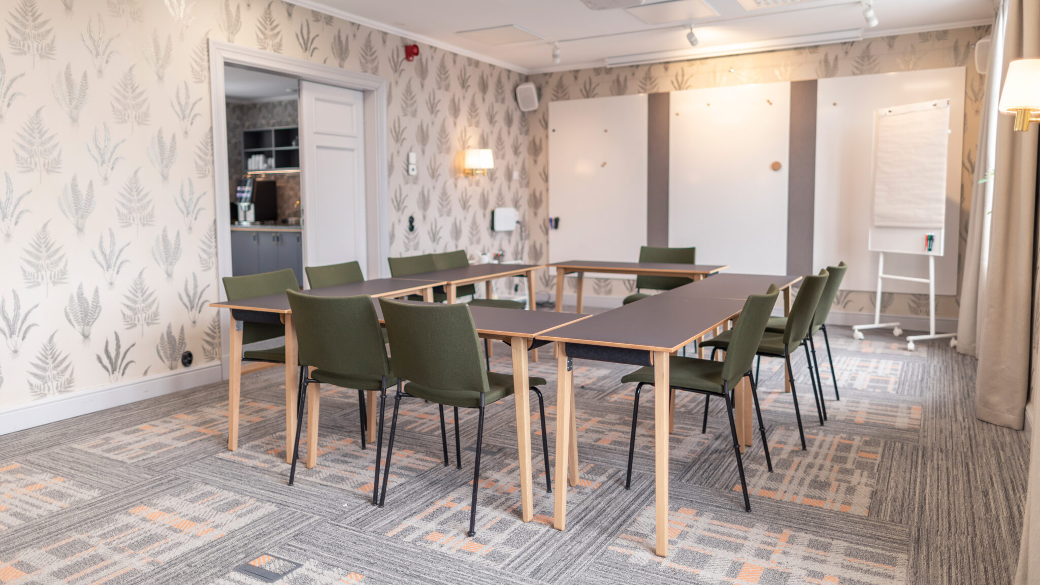 Konferenslokal Sjön på Hestraviken hotell i Småland, utrustad för effektiva möten och kreativa sessioner.