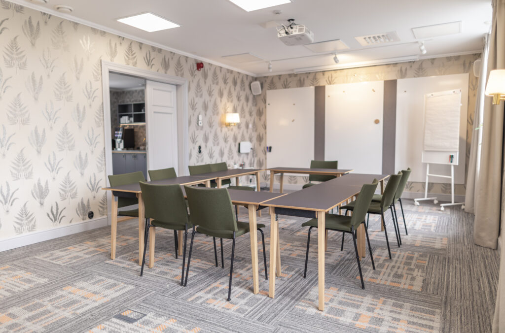 Konferenslokal Sjön på Hestraviken hotell i Småland, utrustad för effektiva möten och kreativa sessioner.