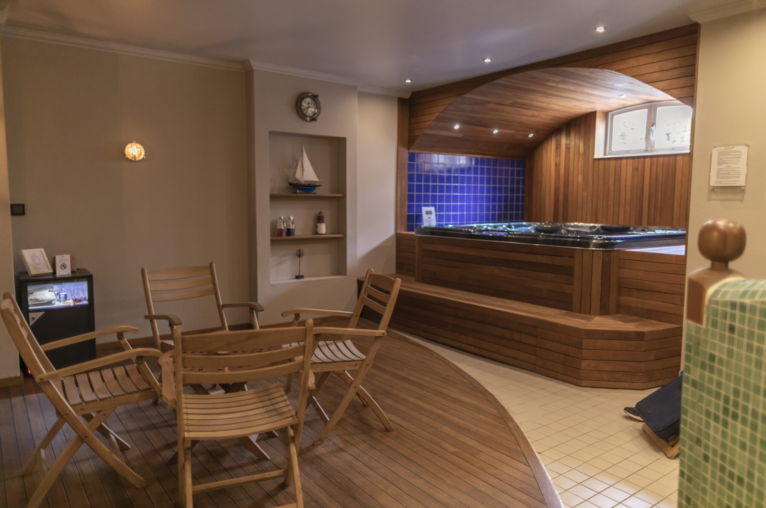 Hestravikens relaxavdelning med massagepoolen och sittgrupp. I relaxen finns även en minibar och sköna vilstolar, relaxen bokar du för privat bruk