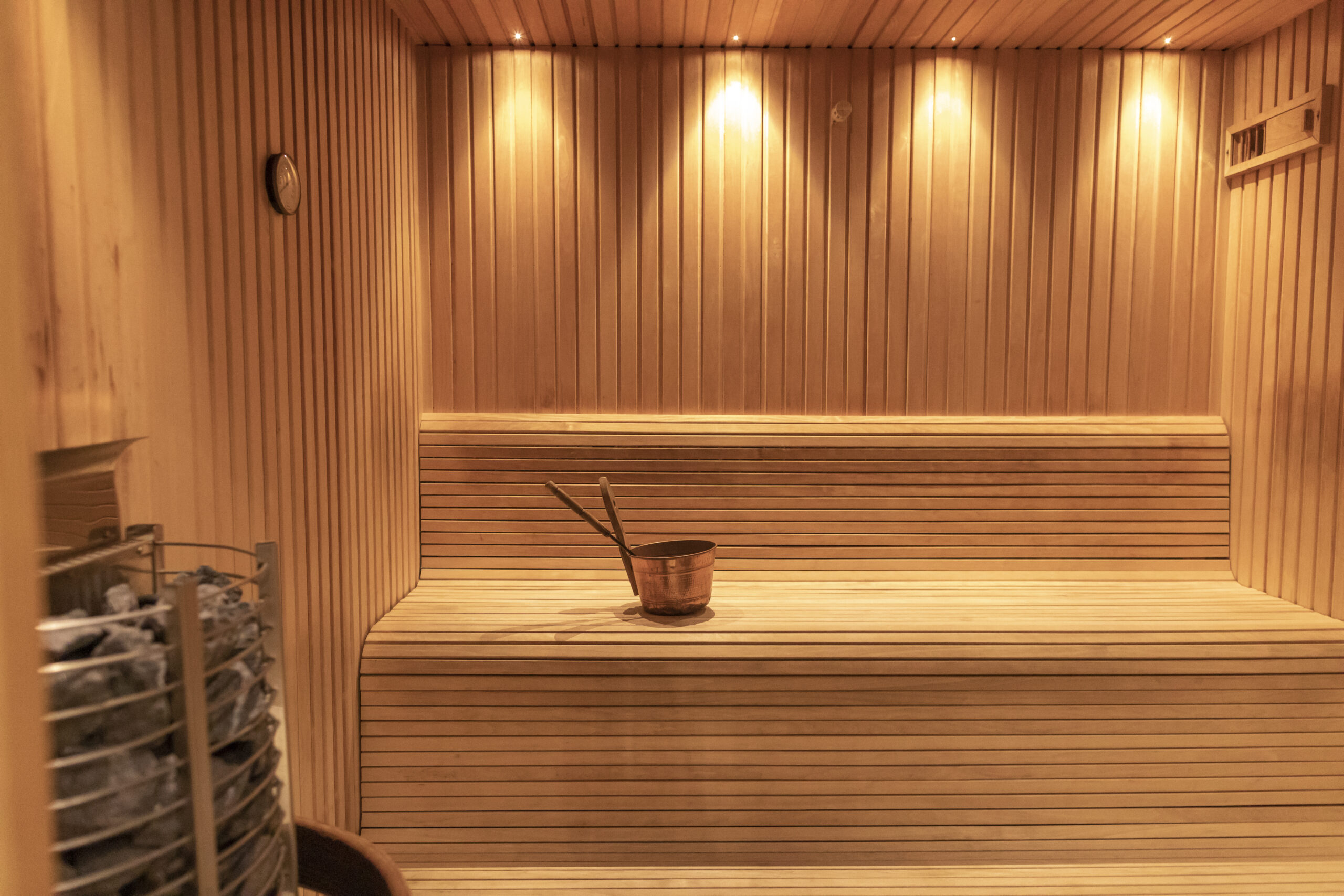 Hestravikens relaxavdelning med bastu. Njut av en exklusiv wellnessupplevelse i en lugn och rogivande miljö. Relaxen bokas för privat bruk.