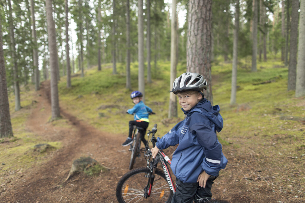 Två killar som cyklar på Pinklady som firar påsklov på Hestraviken hotell i Småland