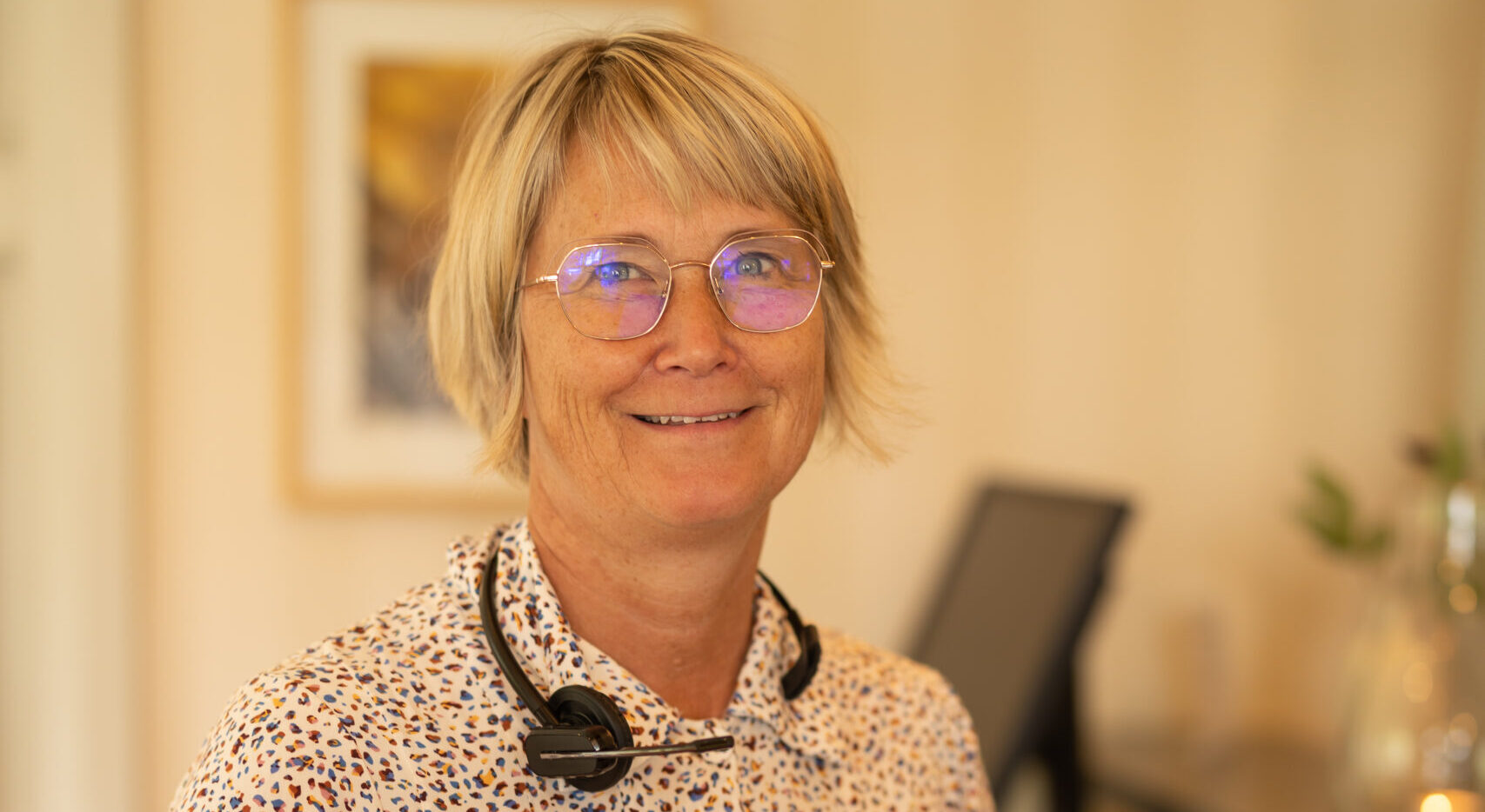 Receptionist på Hestraviken hotell i Småland, som erbjuder vänlig och professionell service för alla gäster.