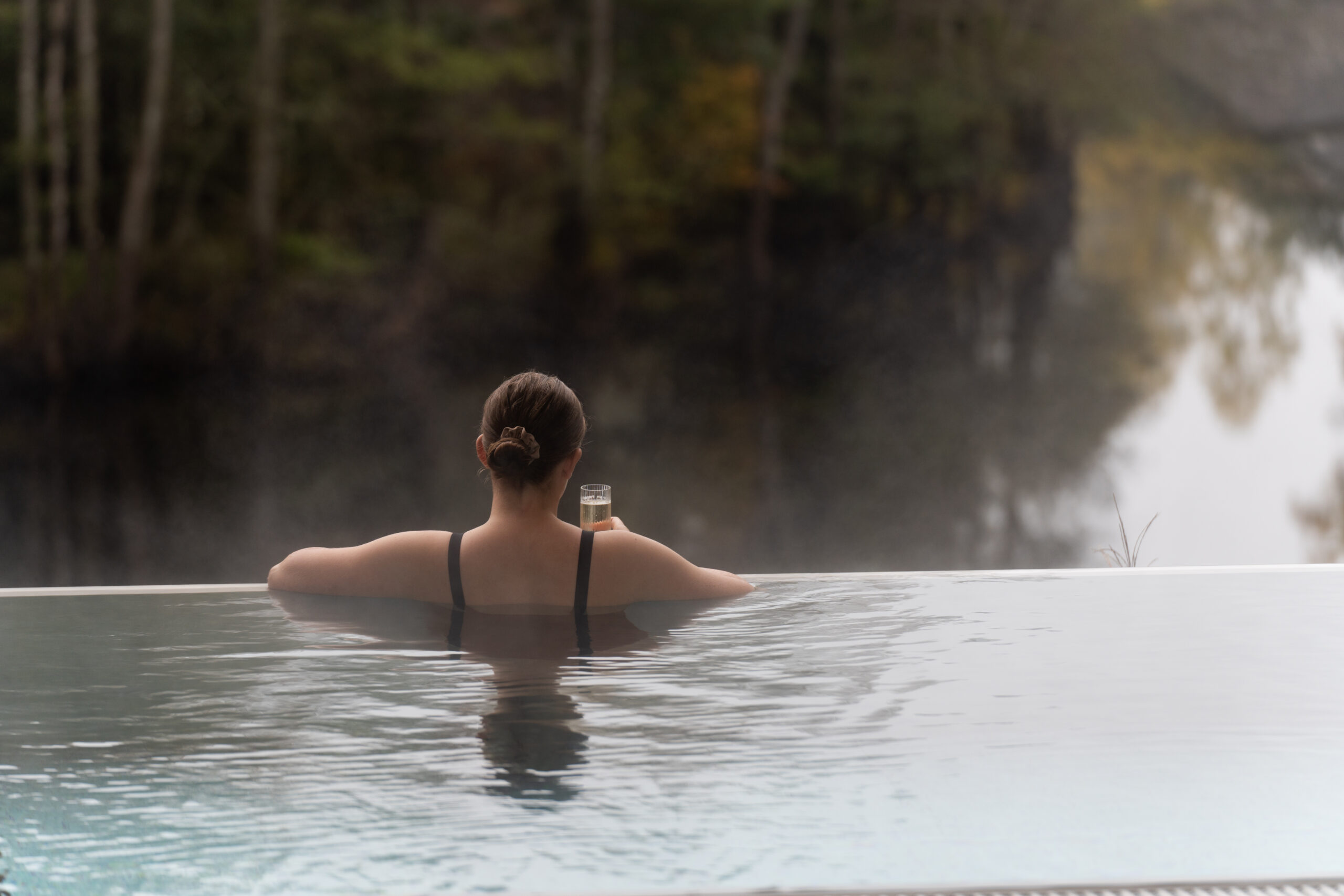 Tjej blickar ut över Nissan