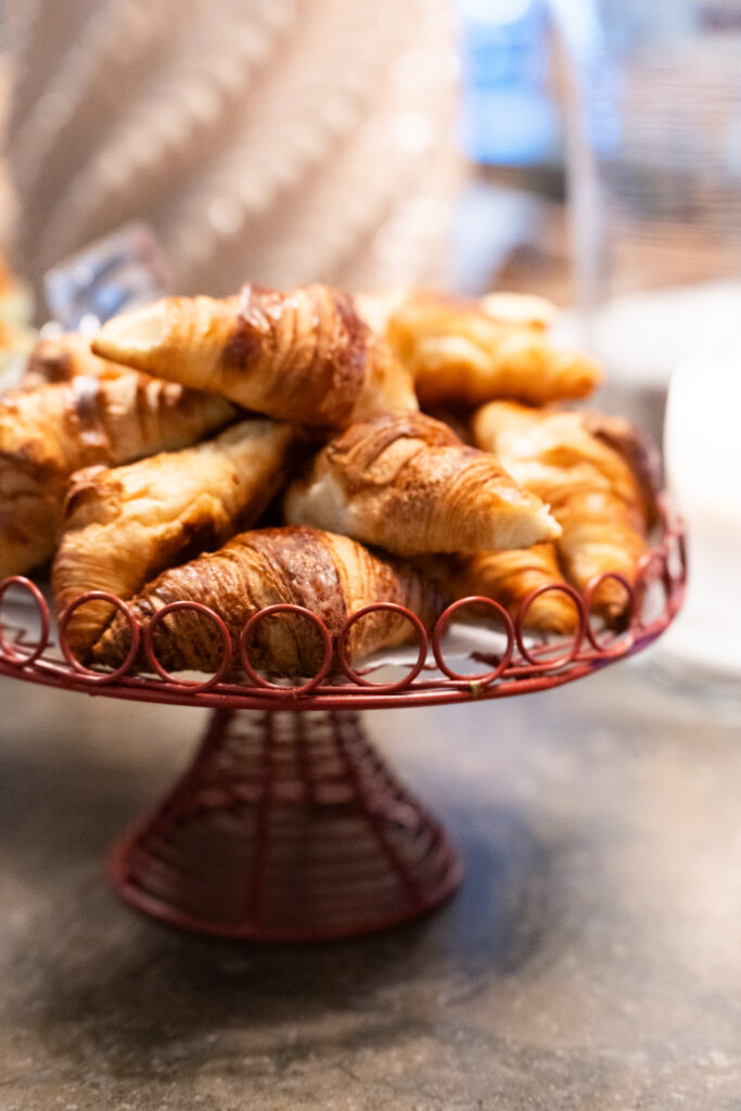 Nybakade croissanter på Hestraviken hotell i Småland, en del av den härliga frukostbuffén som serveras varje morgon.