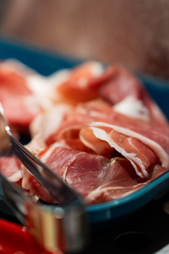 Lufttorkad delikatessskinka på frukostbuffén på Hestraviken hotell i Småland, en del av en varierad och näringsrik frukostupplevelse.