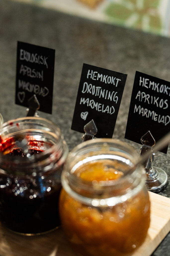 Hemkokta marmelader på frukostbuffén på Hestraviken hotell i Småland, en del av en härlig och varierad frukostupplevelse.