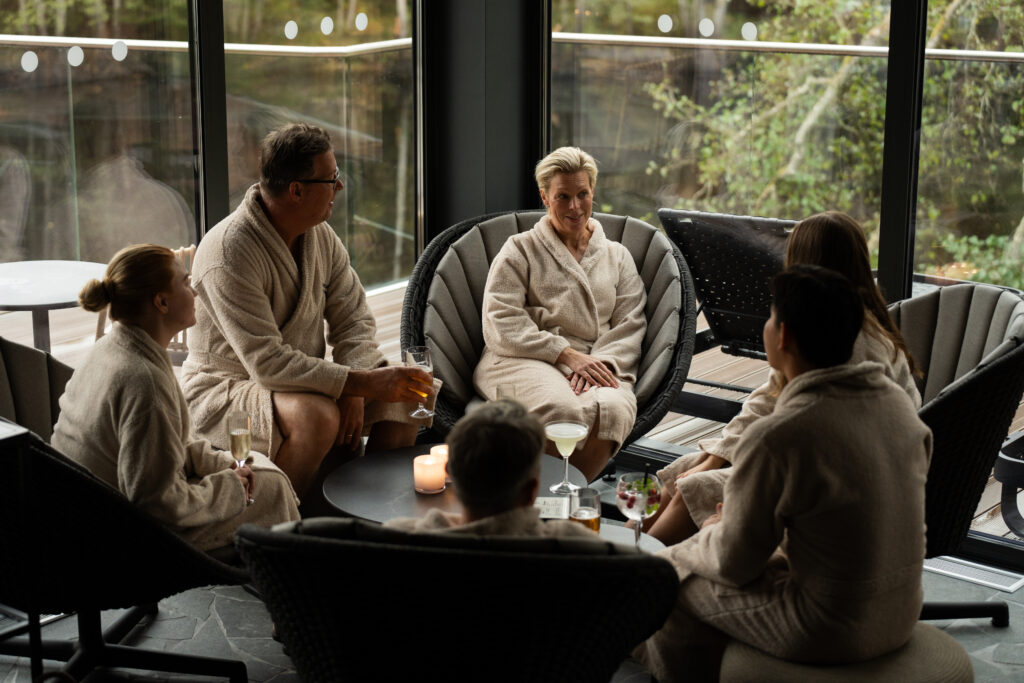 Konferensgrupp Riverside Spa Hestraviken hotell vid Isaberg, sitter i härliga vilfåtöljer och samtalar kring dagen