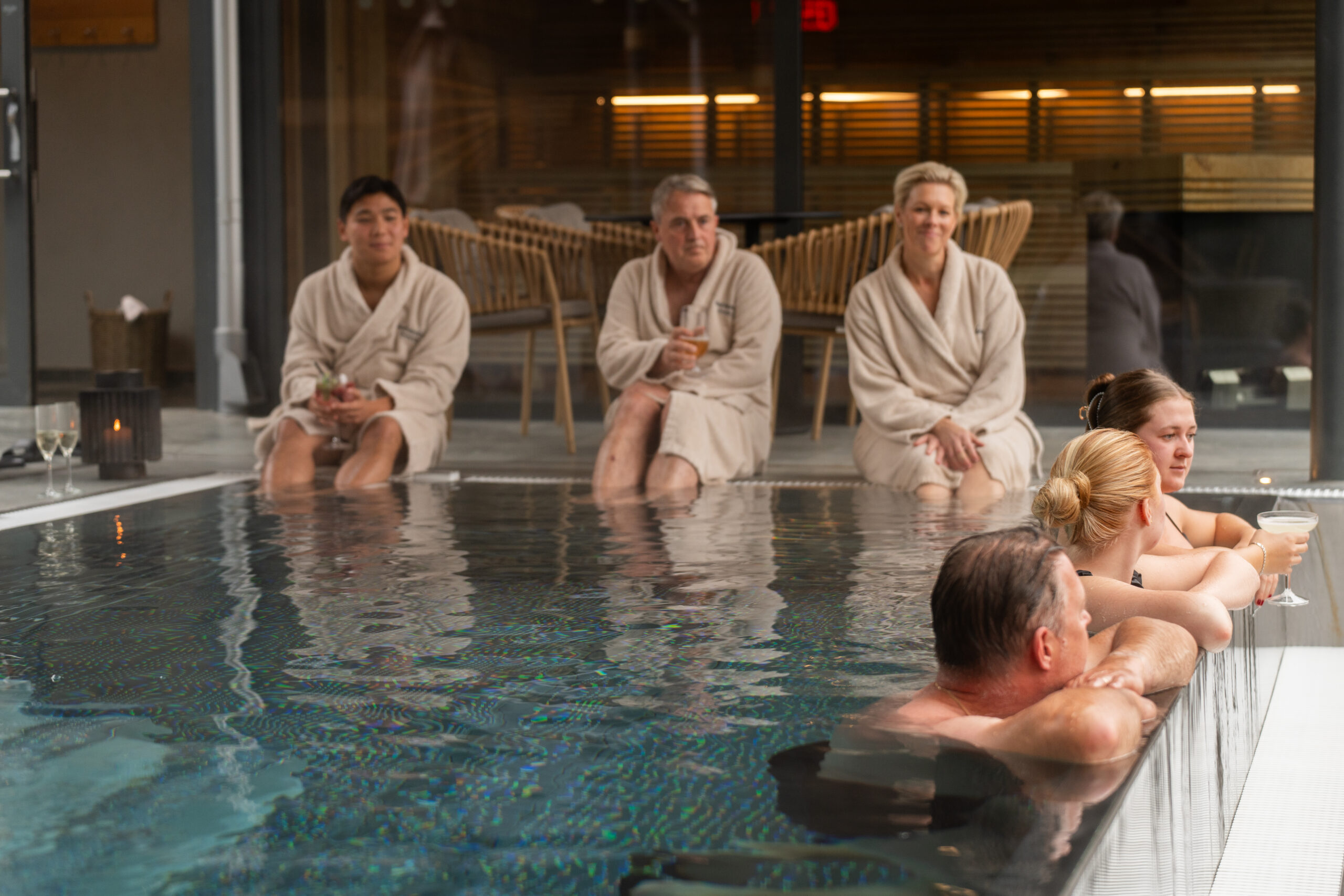 Konferensgrupp i infinitypoolen på Riverside Spa på Hestraviken hotell vid Isaberg, en plats för avkoppling och teambyggande aktiviteter.