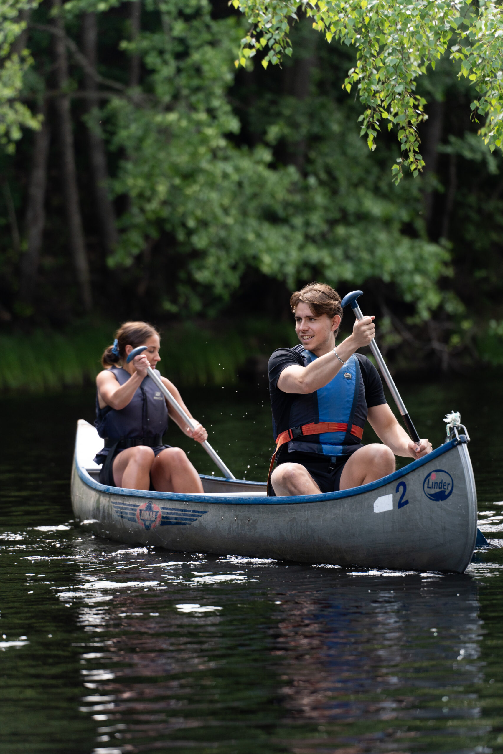 Två konferensdeltagare som paddlar kanot i Nissan vid Hestraviken, omgivna av den natursköna Smålandsnaturen.