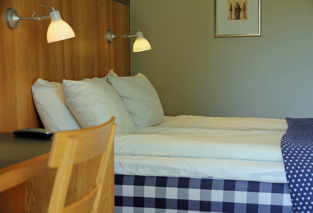 Sovrum med Hästens dubbelsäng i ett av våra dubbelrum standard på Hestraviken hotell och spa vid Isaberg i Småland